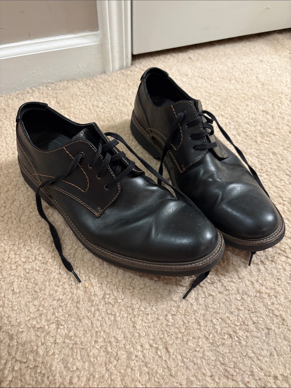 Dockers Black Leather Derby Shoes with Brown Stitching